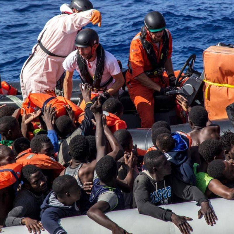 Una immagine dello sbarco nel molo Quattro venti, nel porto di Palermo, di 592 migranti giunti a bordo della nave Bourbon Argon di Medici senza frontiere