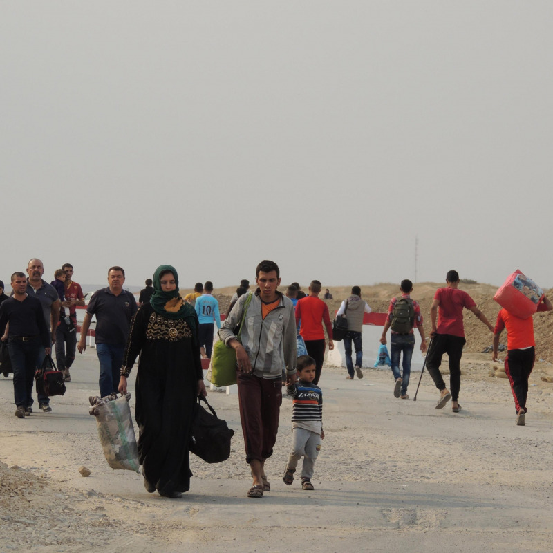 Profughi in fuga attraversano il checkpoint Peshmerga a nord-ovest di Hawija