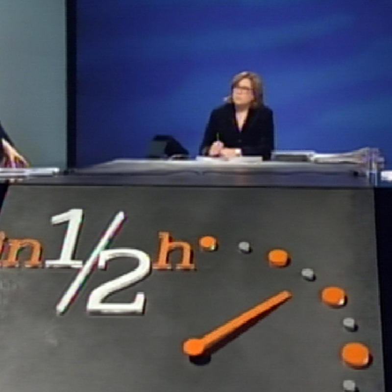 Un fermo immagine tratto dalla trasmissione di Rai Tre "In Mezz'ora" mostra il premier Matteo Renzi (S) in un confronto con Maurizio Landini, segretario della Fiom. Fonte Ansa