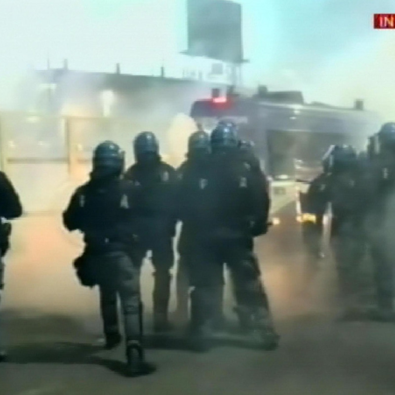 In un frame tratto da skytg24, poliziotti in assetto antisommossa al termine della partita Atalanta-Roma fuori dallo stadio. Fonte Ansa