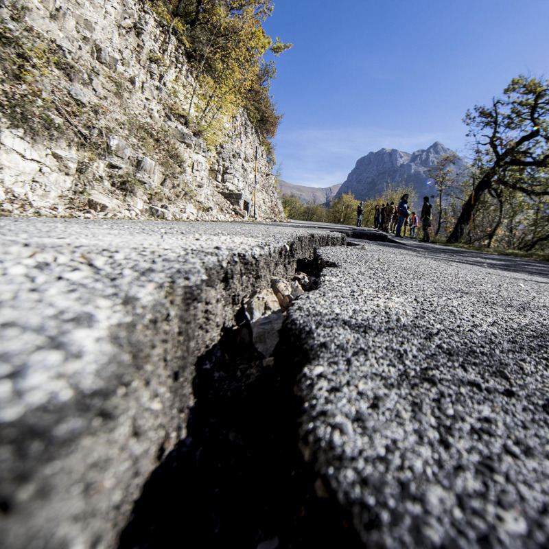 Una strada di Ussita, distrutta dal terremoto del 30 ottobre - Fonte Ansa