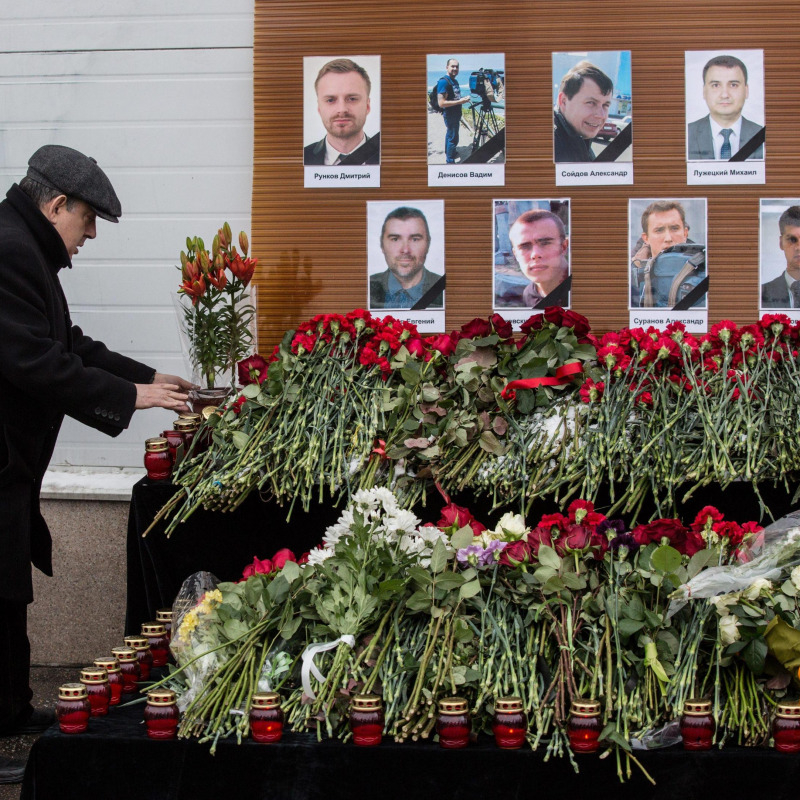 Omaggio ai membri del coro dell'Armata Rossa morti nell'aereo russo precipitato nel mar Nero