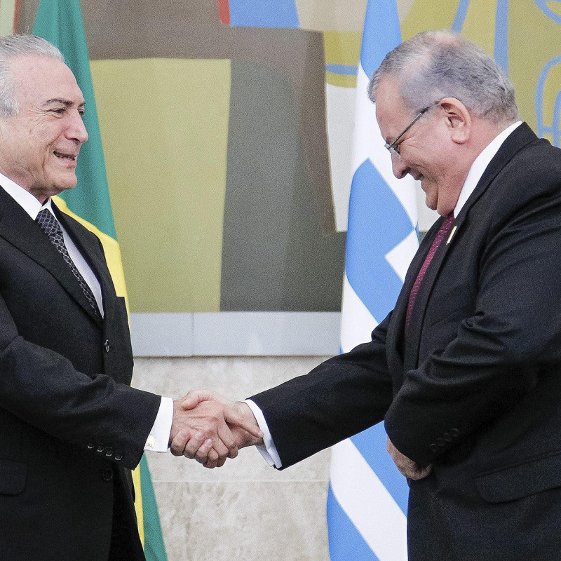 Il presidente del Brasile Michel Temer e l'ambasciatore Kyriakos Amiridis (a destra)