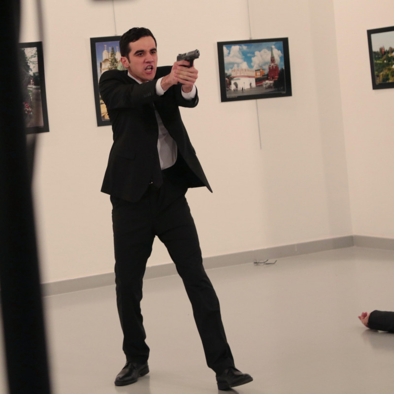 L'attentatore subito dopo aver sparato all'ambasciatore russo, Andrey Karlov