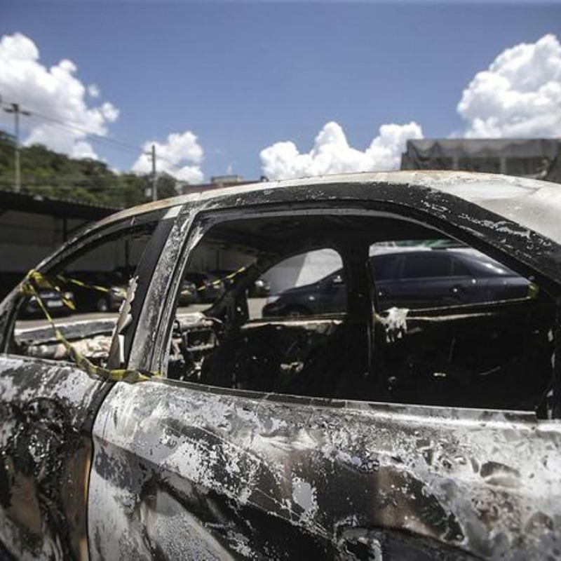 L'auto bruciata dell'ambasciatore greco