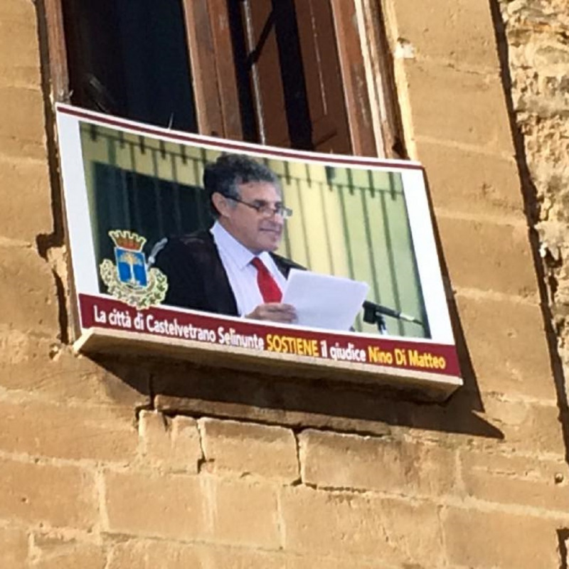 Il manifesto esposto da una finestra del municipio di Castelvetrano (Fonte Facebook)