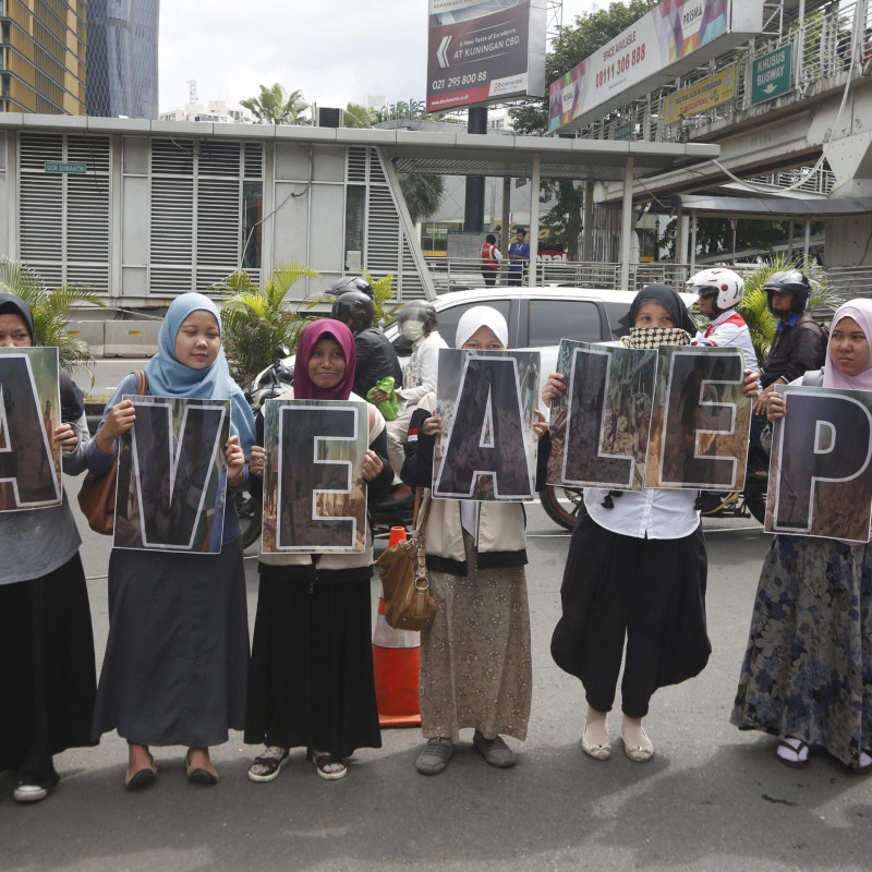 Attivisti indonesiani protestano davanti all'ambasciata Russia in Siria