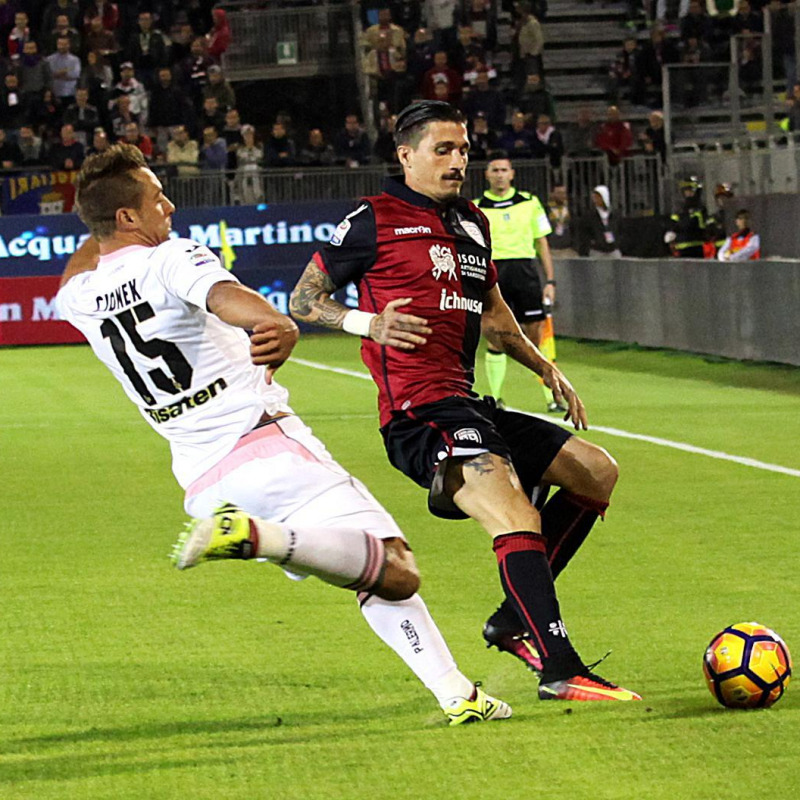 Fabio Pisacane e Thiago Cinek durante Cagliari-Palermo