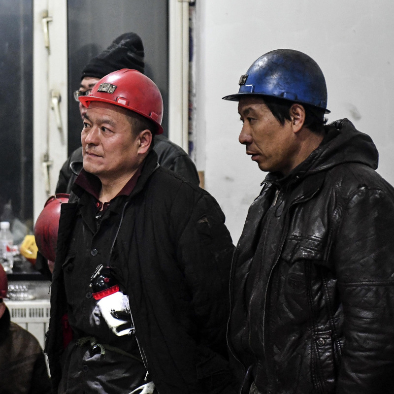 Alcuni operai durante le operazioni di ricerca dei minatori in Cina