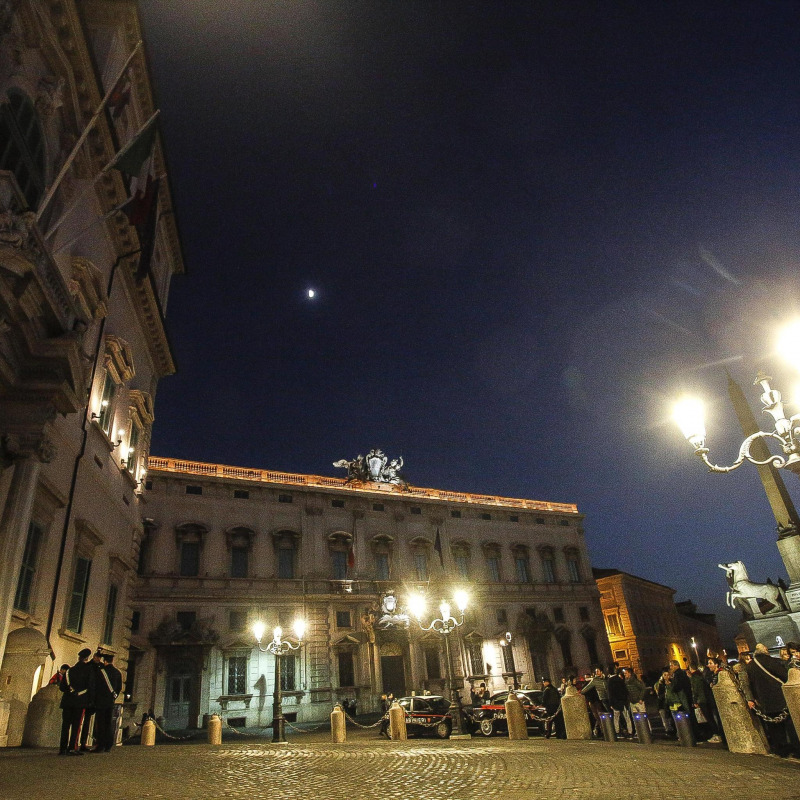 Una veduta esterna del Palazzo del Quirinale durante le consultazioni