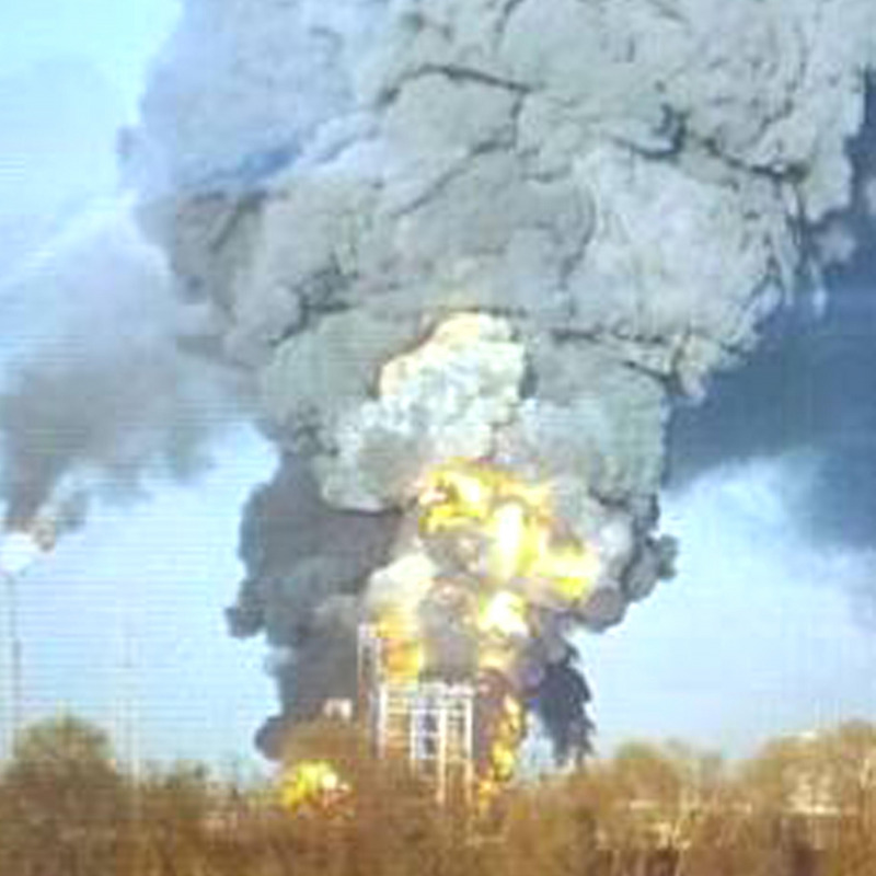 L'esplosione all'interno della raffineria Eni nel Pavese