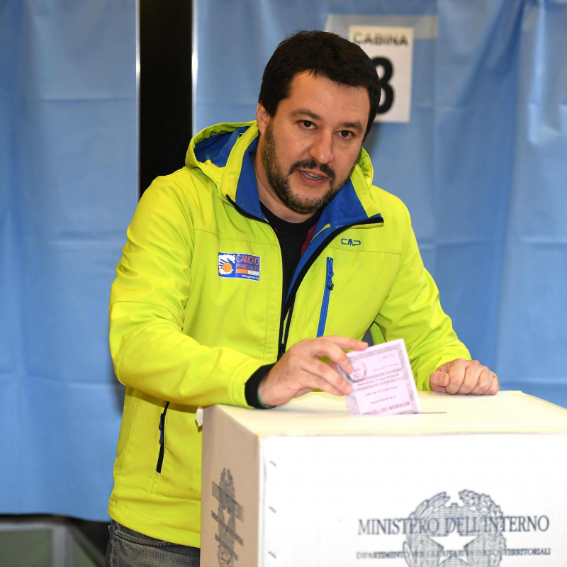 Il segretario federale della Lega Nord Matteo Salvini vota per il Referendum - Fonte Ansa