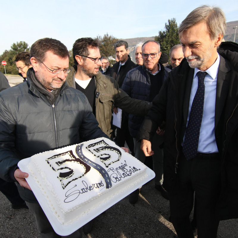 Il ministro dei Trasporti Graziano Delrio e la torta preparata dai Verdi per i 55 anni dei lavori