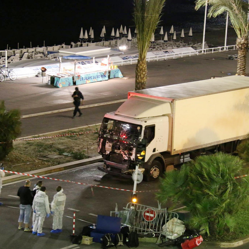 Il 14 luglio, giorno del ricordo della Presa della Bastiglia, a Nizza un camion falcia la folla per 2 km