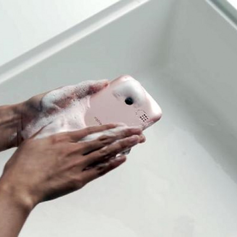 Il dispositivo "Rafre", lo smartphone lavabile inventato in Giappone