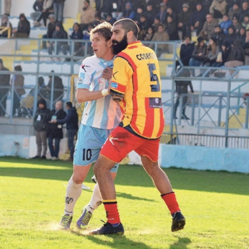 L'attaccante Salvatore Cocuzza marcato da Francesco Cosenza del Lecce