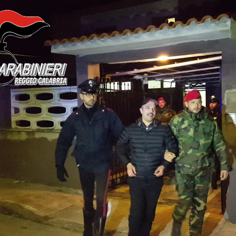 Il momento dell'arresto di Antonino Pesce in una foto diffusa daicarabinieri - Ansa