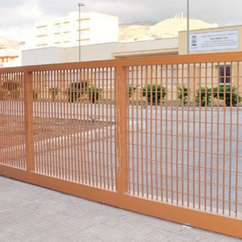 Il cancello d'ingresso al centro intitolato a Nino Via