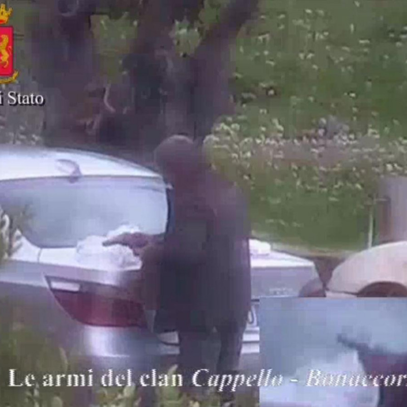 Un frame del video della Polizia di Stato mostra un affiliato del clan Cappello-Bonaccorsi con un'arma in mano