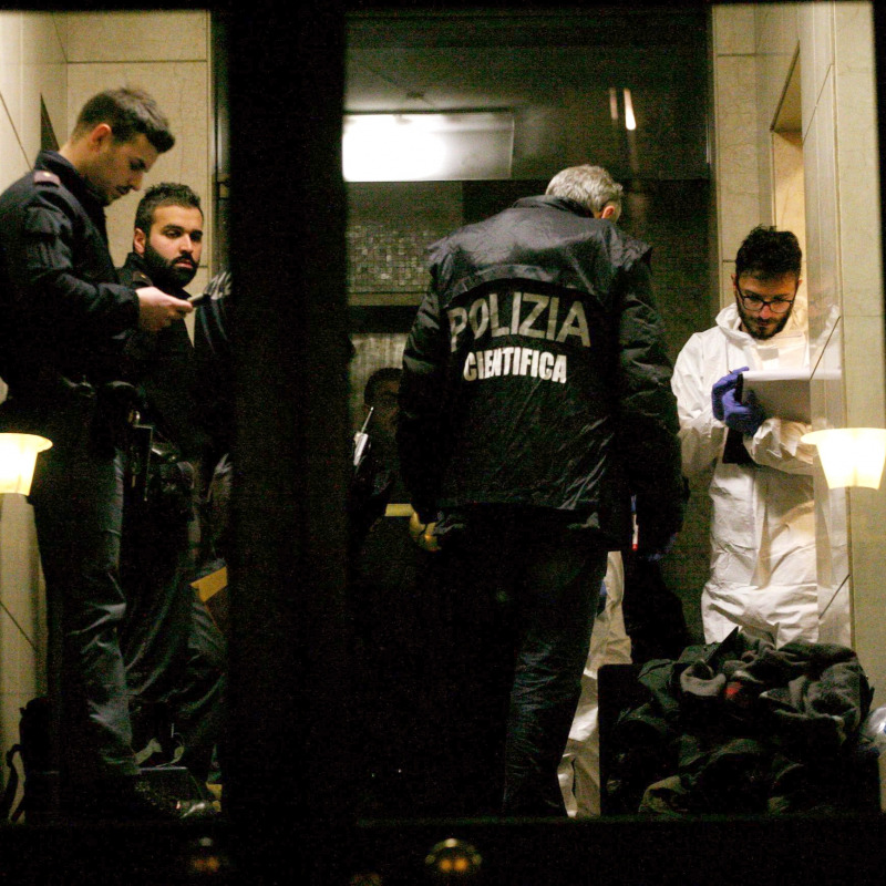 Donna trovata morta in casa a Milano: i rilievi della polizia scientifica - Ansa