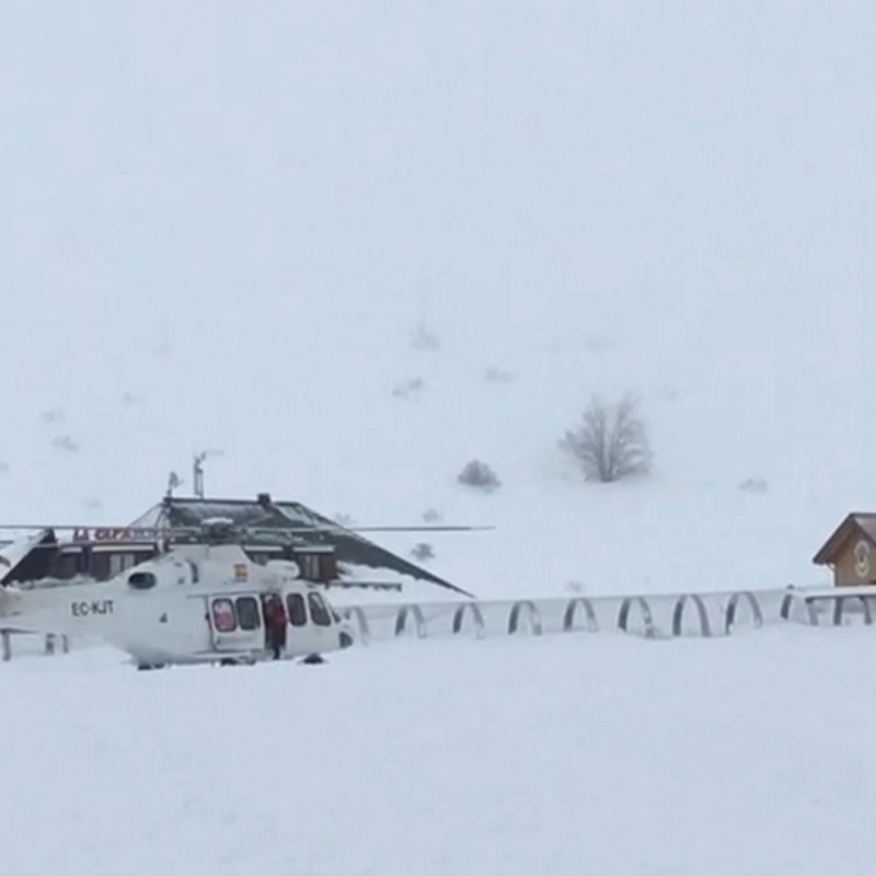 L'elicottero del 118 atterra per i primi soccorsi (frame video Ansa)