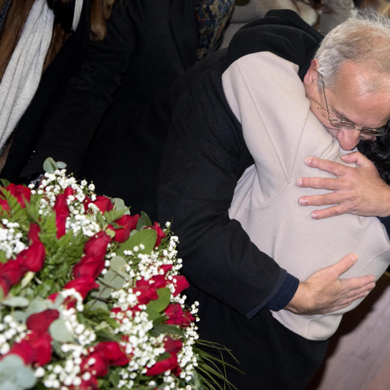 Funerali di Tullio De Mauro, Walter Veltroni abbraccia la vedova Silvana - Ansa