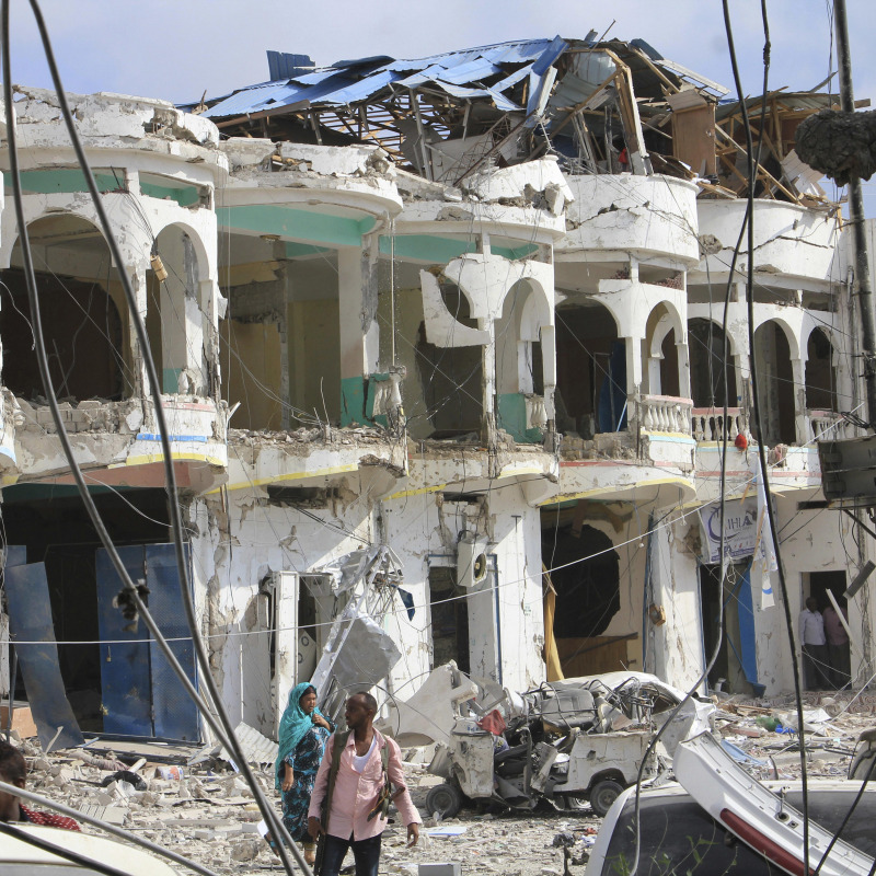 L'hotel Dayah di Mogadiscio dopo l'esplosione di un'autobomba