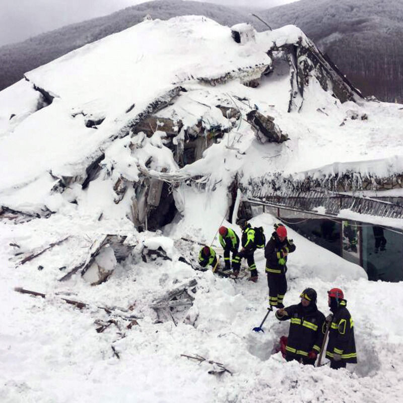 Il Rigopiano Hotel sommerso dalla neve - Ansa