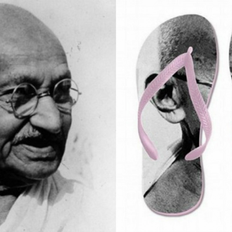Le ciabatte con il volto di Gandhi (fonte Indiatimes.com)