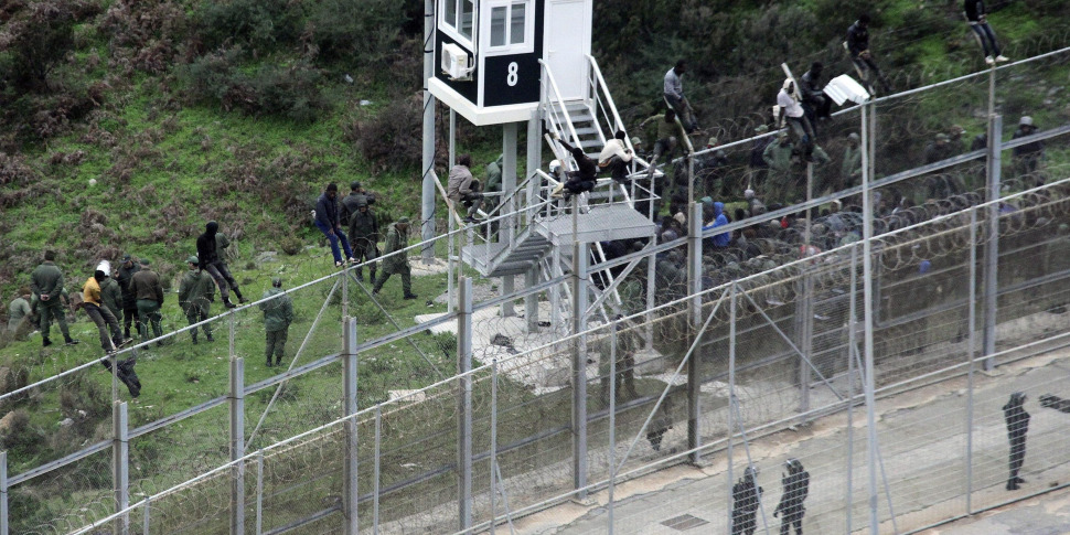 https://assets.gds.it/2017/01/migranti-ceuta6-970x485.jpg