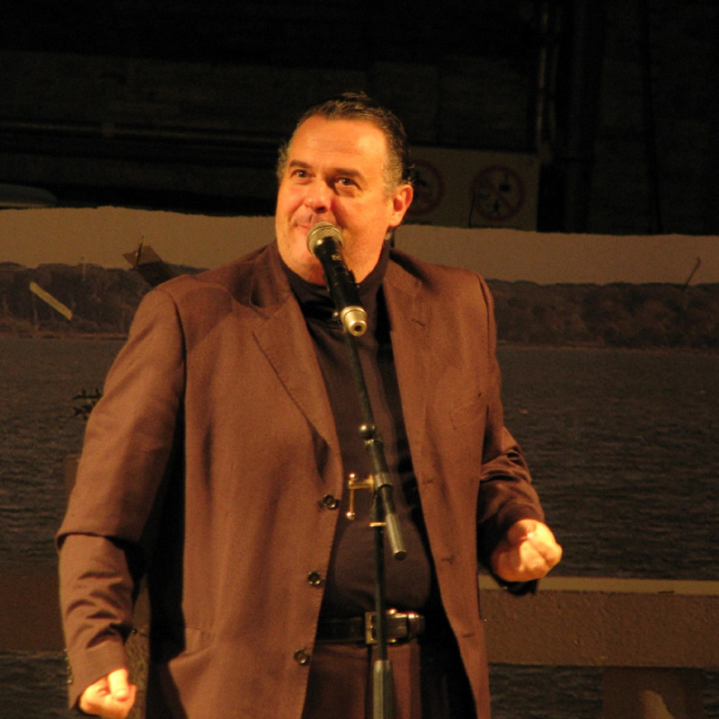 Il comico Niki Giustini durante uno spettacolo