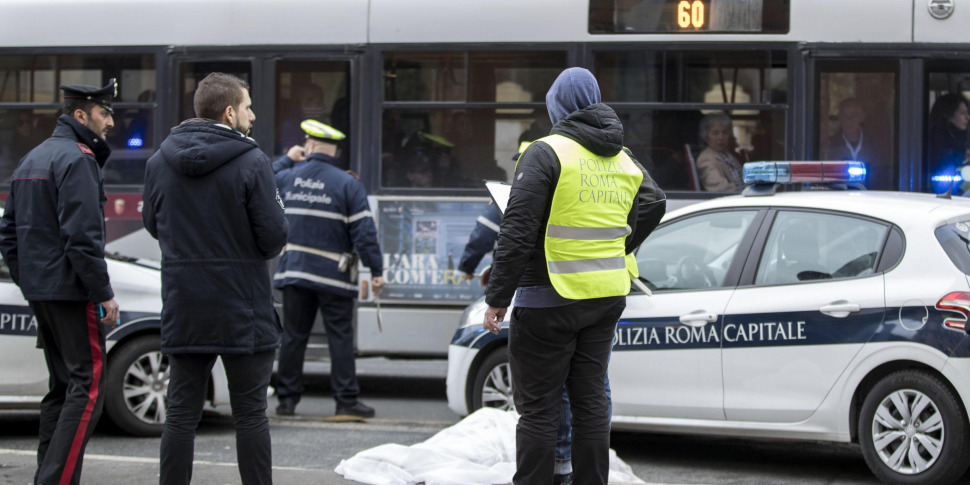 Roma, anziano travolto e ucciso da un bus - Giornale di Sicilia