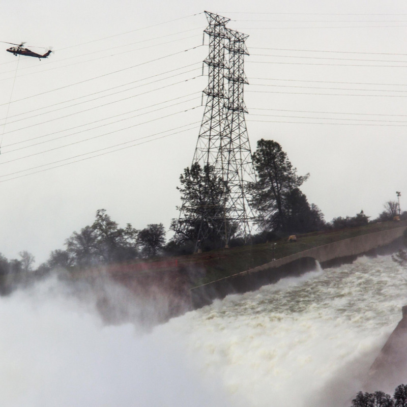 Un elicottero sulla diga di Oroville, California - Ansa