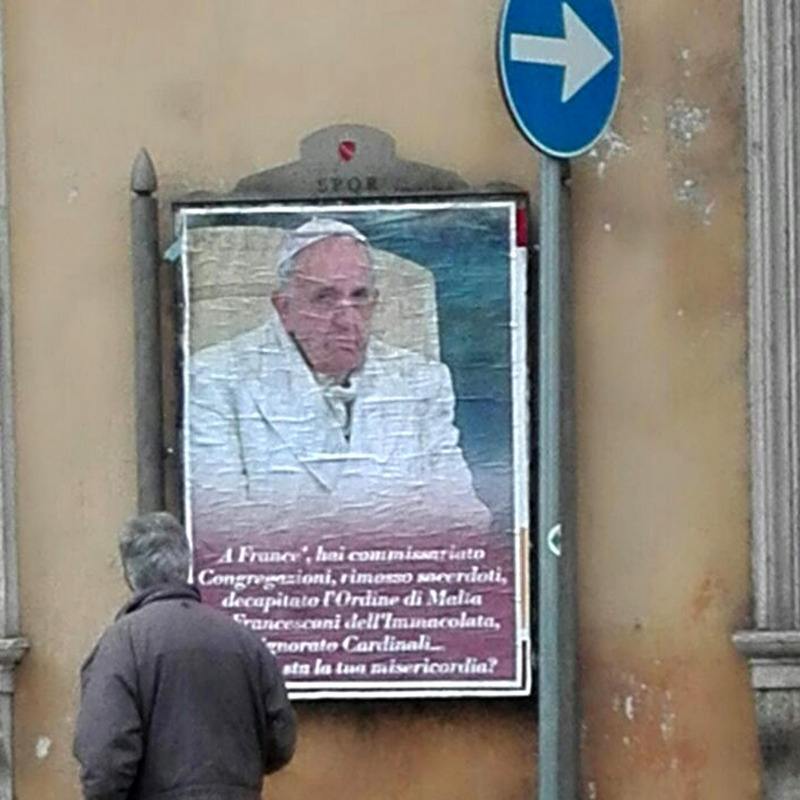 Uno dei manifesti di contestazione a papa Francesco - Ansa