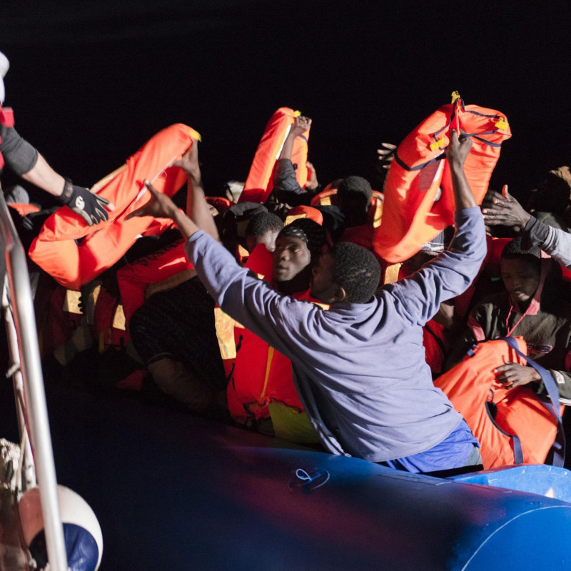 Un'immagine dei profughi salvati nel Mediterraneo dalla nave Aquarius