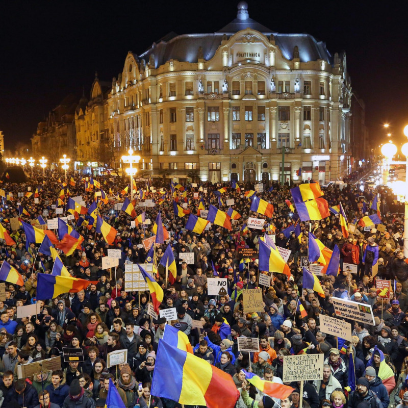Migliaia di manifestanti in piazza a Bucarest