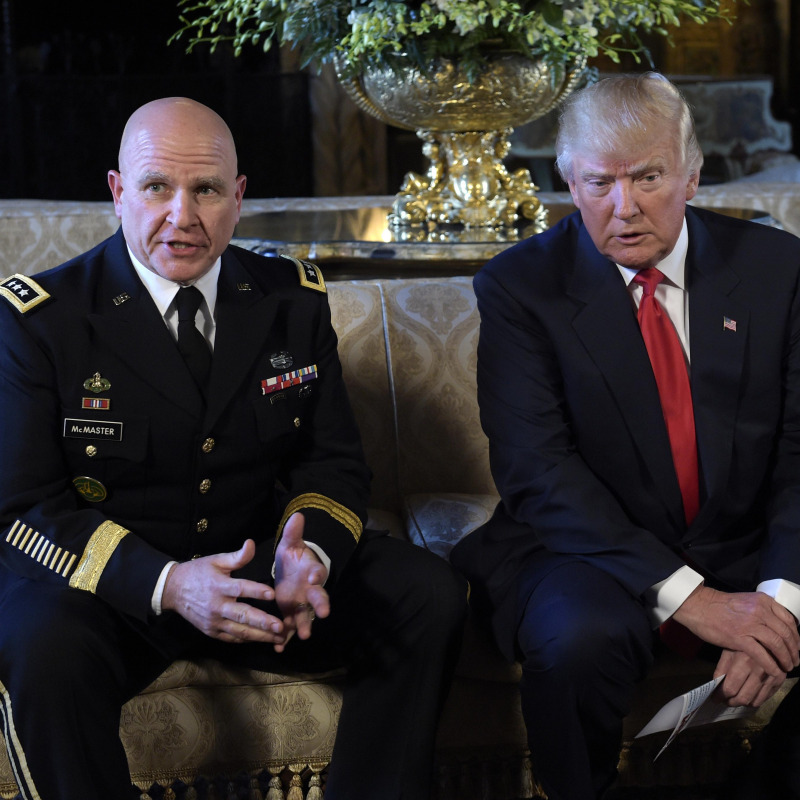 Donald Trump con il segretario alla Sicurezza nazionale, H.R. McMaster - Ansa