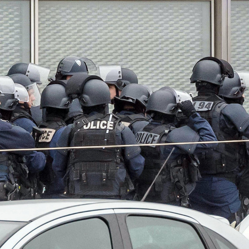 Un frame da SkyTG24, con la polizia nell'area della sparatoria all'aeroporto di Orly