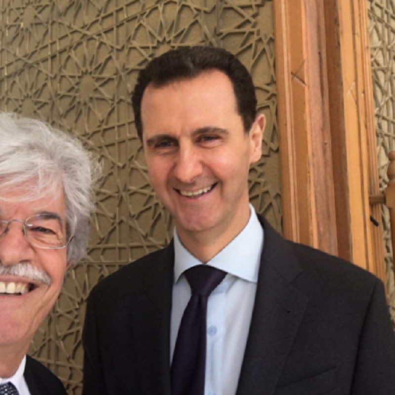 Il senatore di Forza Italia, Antonio Razzi, in un selfie con il presidente siriano Assad
