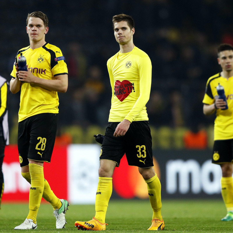 I giocatori del Borussia e la maglia con la foto e la scritta per Bartra