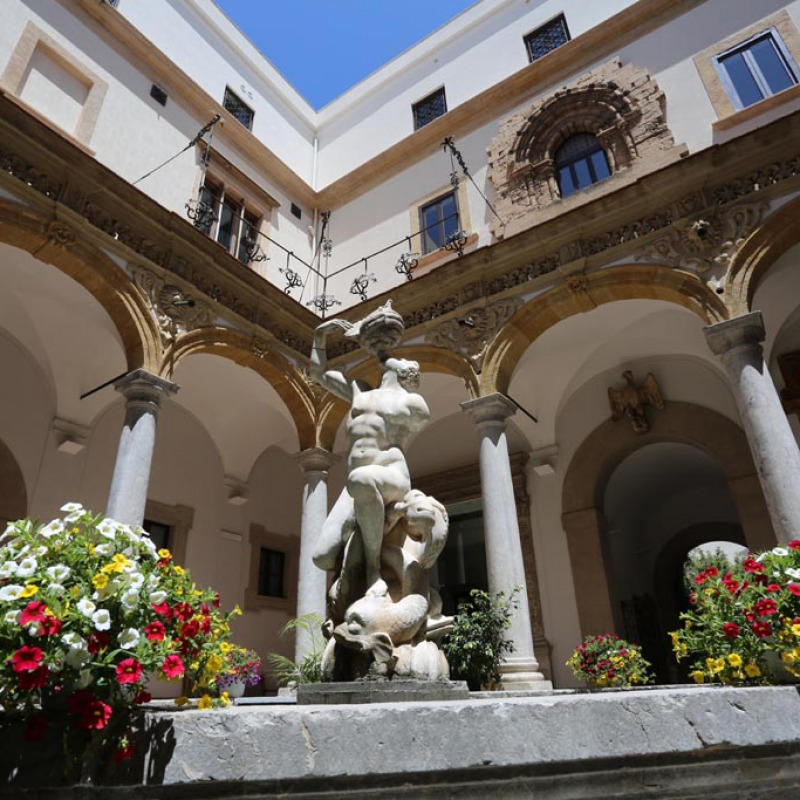 L'ingresso del museo regionale Salinas a Palermo
