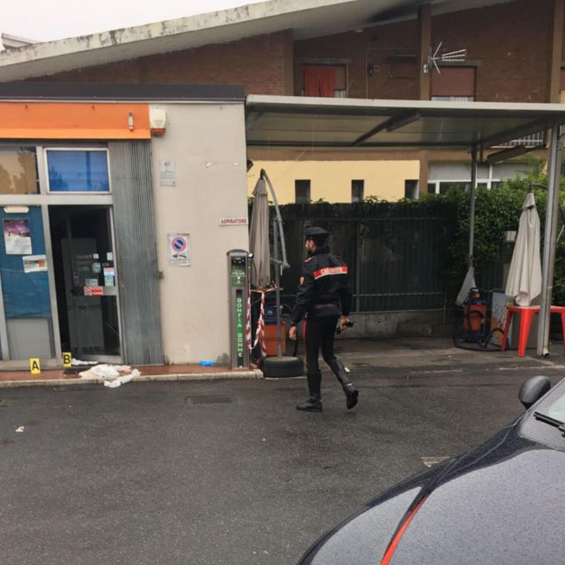 La pompa di benzina presa di mira dai rapinatori a Torino