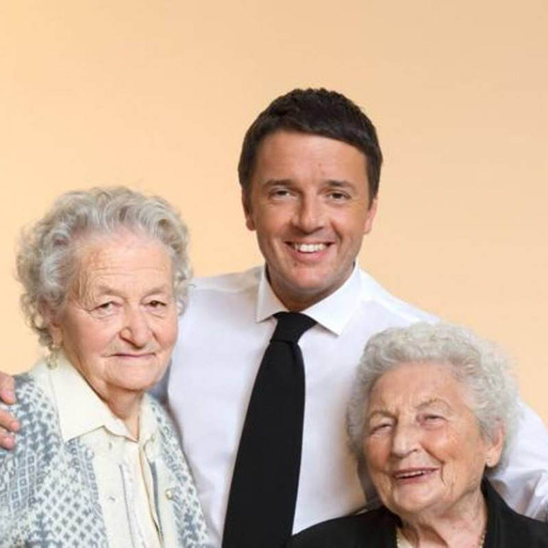Matteo Renzi fotografato con le sue due nonne - Foto tratta dal Corriere della sera