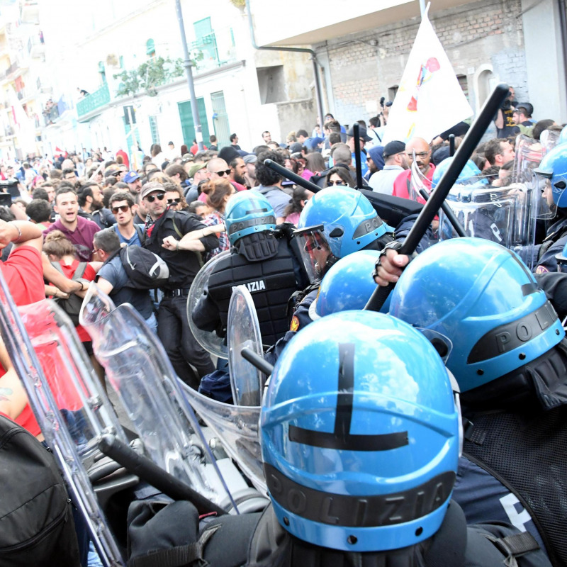 Un'immagine degli scontri nella manifestazione contro il G7 a Giardini Naxos