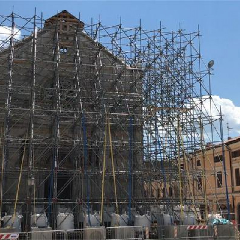Impalcature sulla Basilica di San Benedetto di Norcia, colpita dal terremoto del 2016