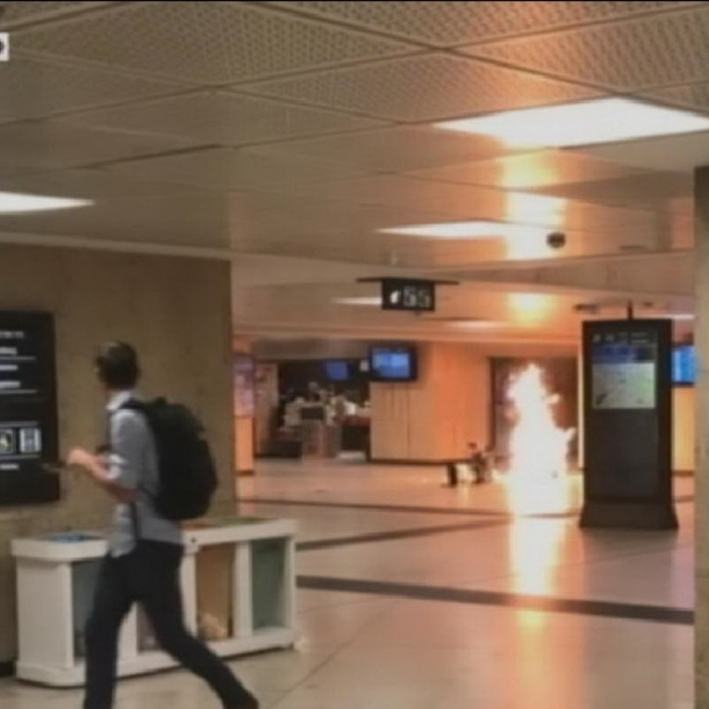 Un frame tratto da SkyTg24 mostra il principio d'incendio dopo l'attentato