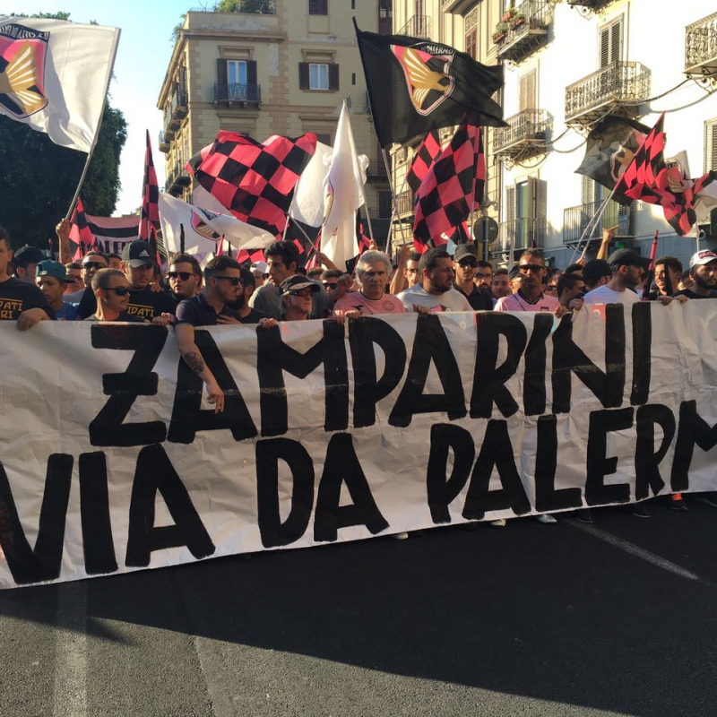 Una protesta dei giorni scorsi dei tifosi del Palermo