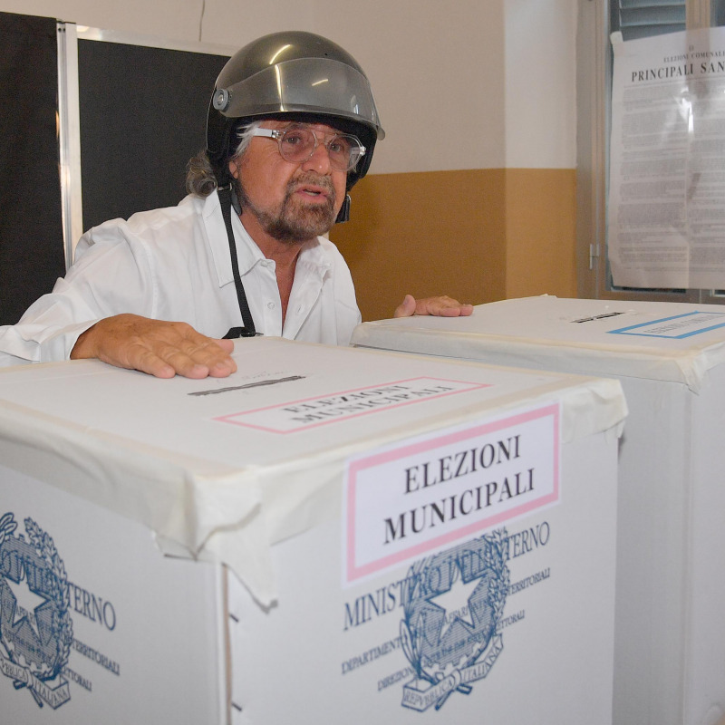 Beppe Grillo, al voto al seggo di Sant'Ilario