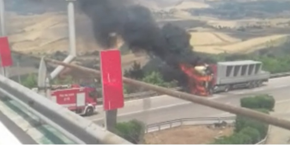 Camion in fiamme sulla A19, paura e traffico bloccato - Giornale di Sicilia