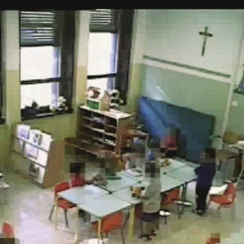 Un frame delle immagini riprese dalle telecamere nella scuola di Modica